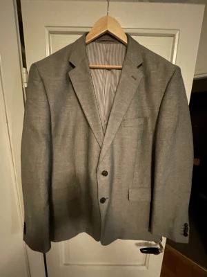 Kostym Jacka från Dressman - Grå kostym jacka från Dressman. Sparsamt använd. Exakt storlek 60 SHORT.