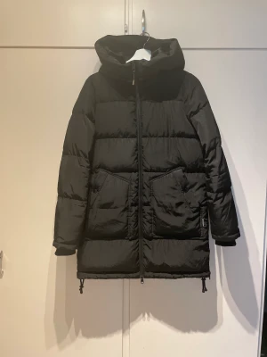 Dunjacka från Vero Moda - Dunjacka från Vero Moda inköpt förra året, säljes i butik i år igen. Nypris 1299kr. Hel och ren i storlek M