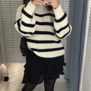 Stickad randig tröja HM - Köpt på plick, i jättefintskick och supervarm. Passar både xs/s 💕