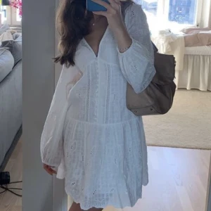 Klänning - Första bilden är lånad av en fin tjej från Pinterest🌷 En jätte söt zara klänning som är använd två gånger. 10/10 skick och inga fläckar. 