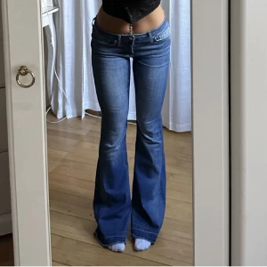 Bootcut jeans Zara - Vintage Zara jeans, innerben 185 midja 78 tjejen på bilden är 165 (lånade bilder). Säljer pga passar ej💕