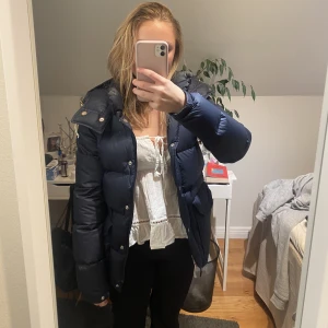 North face jacka - Min vinterjacka från förra vintern! Köptes ny från north face hemsida för 3500kr. Den är i nyskick. Superfin, ser ut som en fjällräven😍 kunde inte längre hitta på hemsidan så passa på!