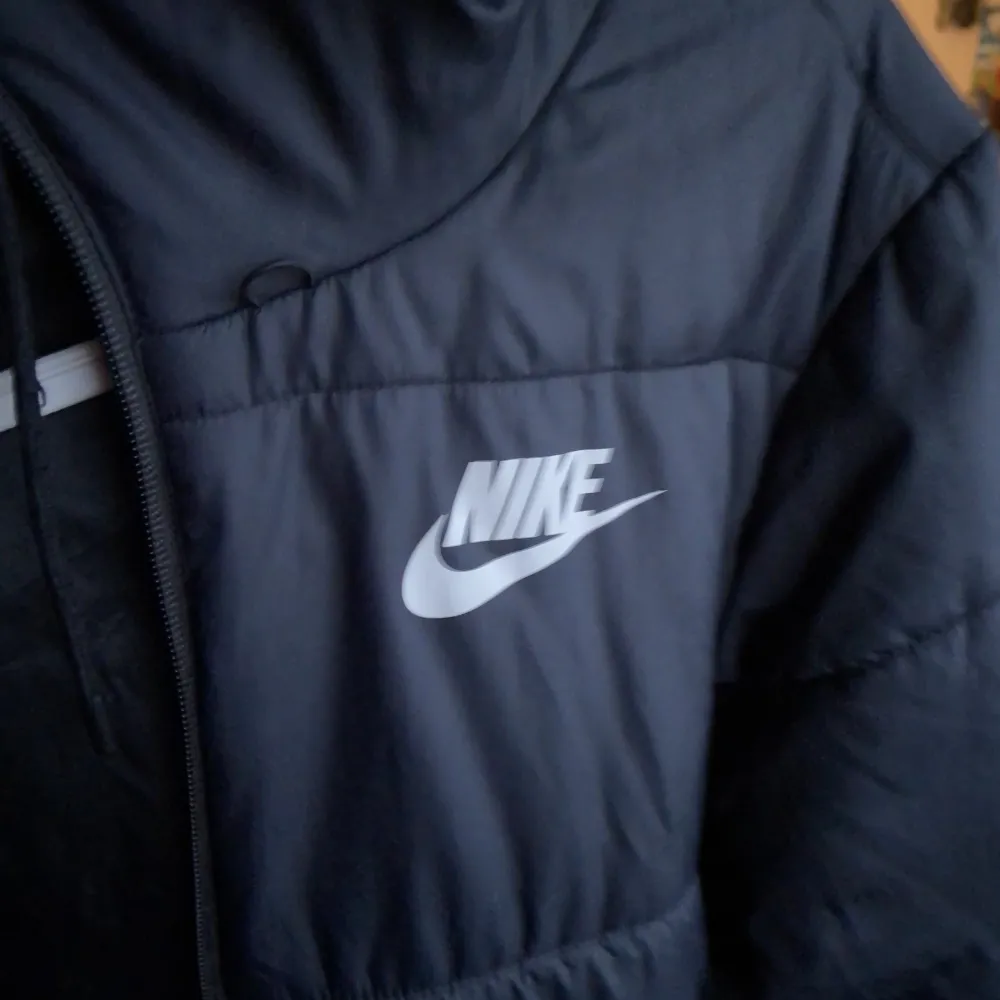 Nike jacka, inte använd på några vintrar I fint skick och inga skador🔥. Jackor.