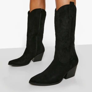 Cowboy boots - Så snygga cowboy boots från boohoo💘 säljer då dom är lite för stora för mig! Helt nya och oanvända, endast testade