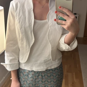 Vit kofta - Vit jätte söt kofta i blazer material 