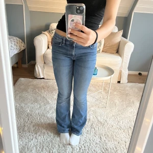 Lågmidjade jeans - Supersnygga lågmidjade jeans! Säljer då de tyvärr inte kommer till användning💕