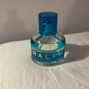 ralph lauren parfym - ralph lauren parfym med ca 90% produkt kvar 🩵