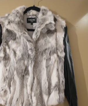 Helt ny päls häcka från hollies. - Äkta päls hollies jacka. Den är aldrig använt helt ny.