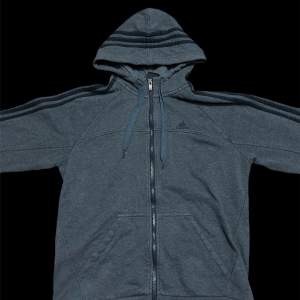 En fet Adidas essential Performance hoodie. Storlek S. 10/10 cond. Priset kan diskuteras vid en snabb affär