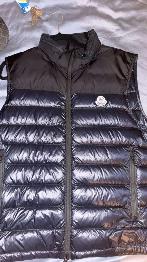 Moncler väst  - Pris kan diskuteras vid snabb äffar äkta ifrån nk kvitto finns med kan träffas betalning sker via plick! 