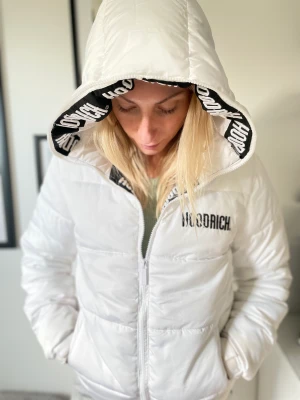 Hoodrich  - Hej allihopa! Säljer min vita hoodrich vinter jacka. Jag säljer den pgr av att jag har ändrat still och dels för förstor. Va inte tveksam, skriv priv om du är intresserad eller vill veta mer om den  