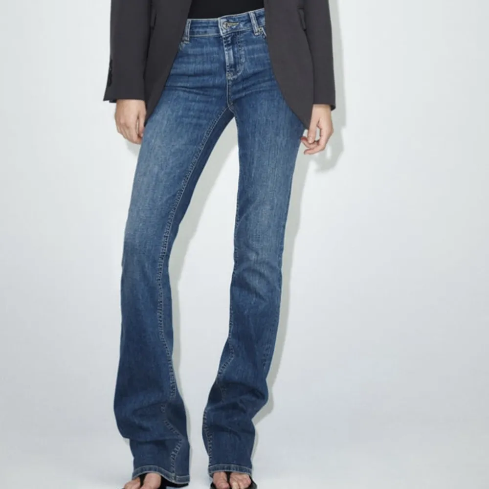 Snygga jeans från zara, används ej då dem är för stora för mig. Slutsålda!!   ”JEANS ZW BOOTCUT LÅG MIDJA” !!!  Originalpris: 399 kr men köpta på rea (189 kr) Priset kan diskuteras!💸💸  Hör av er ang intresse!!❤️‍🔥❤️‍🔥. Jeans & Byxor.
