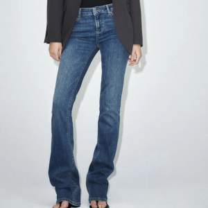 Snygga jeans från zara, används ej då dem är för stora för mig. Slutsålda!!   ”JEANS ZW BOOTCUT LÅG MIDJA” !!!  Originalpris: 399 kr men köpta på rea (189 kr) Priset kan diskuteras!💸💸  Hör av er ang intresse!!❤️‍🔥❤️‍🔥