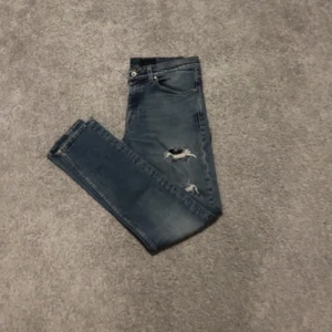 Tiger of Sweden  - Riktigt feta Tiger of Sweden Evolve ripped jeans. Perfekta för grisch stilen och passar riktigt bra till Lanvins och Valentinos. Nypris 1600kr Skick 9/10  Bara skriva om ni har någon fråga. 