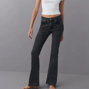 Jeans - Säljer gråa lågmidjade bootcut jeans ifrån gina, typ aldrig använda storlek 34, skriv för mer bilder, pris går att diskutera og pris 500