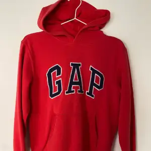 Säljer min GAP hoodie som jag köpte här på plick, däremot har jag bara använt den 2-3 gånger. Jätte fin hoodie , pris kan diskuteras