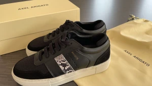Axel Arigato stl 38 - NYA - Säljes helt nya sneakers Axel Arigato storlek 38, aldrig använda komplett med kartong o dustbag.