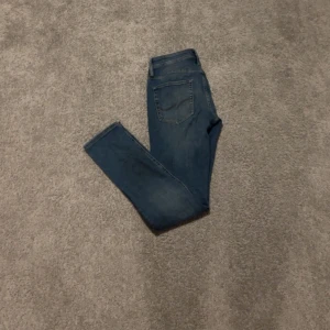 Jack and Jones  - Säljer dess riktigt feta Grisch jeansen från Jack and Jones.  Skinny fit och är riktigt feta till Stockholmsstilen, passar riktigt bra till lantvins och Valentinos. Skick 9/10  Nypris 799kr