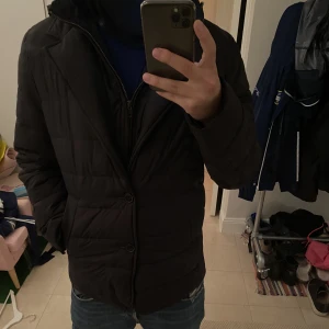 Svart luvjacka från John Henric  - Säljer min svarta luvjacka med väst inuti från John Henric. Nypris 1500kr 