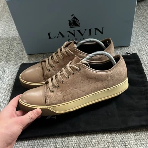 Lanvins - Tja säljer ett par skor från lanvin Paris i fint skick, skorna är stl 42 men passar högre. Nypris 4000, köpt för endast 1399. Tillkommer orginal box och dustbag. Skriv vid minsta lilla. MVH Simon 