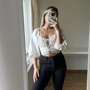 Vit söt topp  - Jätte vacker och söt topp med snörning, snörningen går att ändra och skjustera