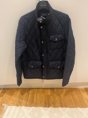 Ralph Lauren jacka  - Helt ny Ralph lauren jacka med prislapp kvar, perfekt höstjacka. Storlek medium, ny pris 4195 