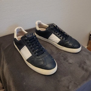 Valentino Flycrew - Valentino Flycrews i mörkblå läder! Cond 6/10, enbart skorna därav det låga priset!