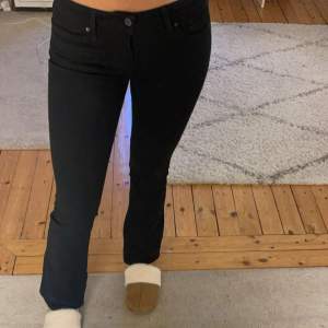 Säljer dessa as snygga low waist Levis jeansen i storlek 34😍Använd förtal gånger o säljer pga dom blivit lite försmå! Väldigt fint skick🥰🥰skriv för fler frågor o bilder om de skulle önskas!!