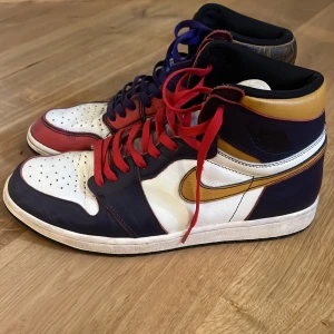 Jordan La to Chicago - Sjukt feta jordans. Köpta på Plug Me Please för cirka 2 år sedan. Inköpspris var runt 6000.  Cond: 7/10 Endast skor som medföljer, därav priset. 