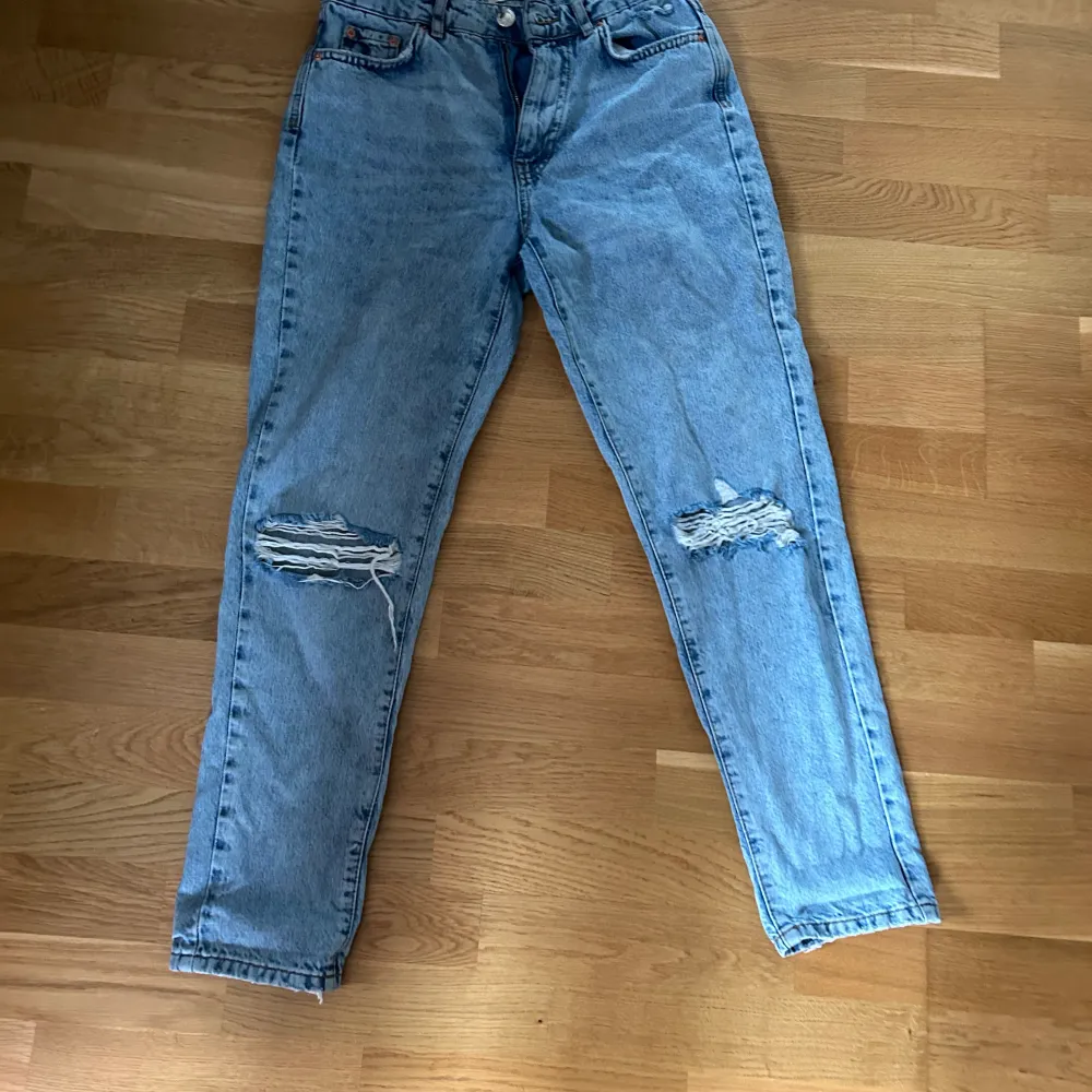 ett par perfect jeans (gina tricot) med hål på knäna. storlek 36, mycket bra skick, nästan aldrig använda!. Jeans & Byxor.