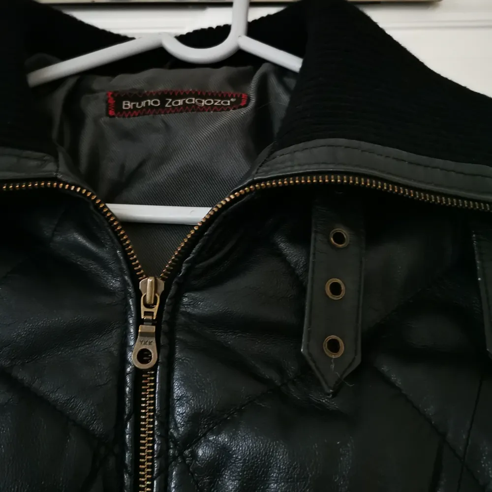 Leather jacket from Bruno Zaragoza. 100% real leather. Size 36. Super warm. Nice fit. Excellent condition and quality. Jackor.