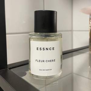 Säljer denna parfym från essäerna i doften fleur chere 50ml. Knappt använd. 💓 