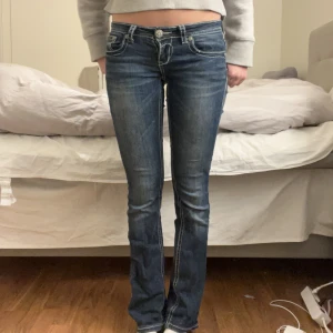 Low waist bootcut  - Dessa jätte snygga jeans med coola detaljer på fickorna