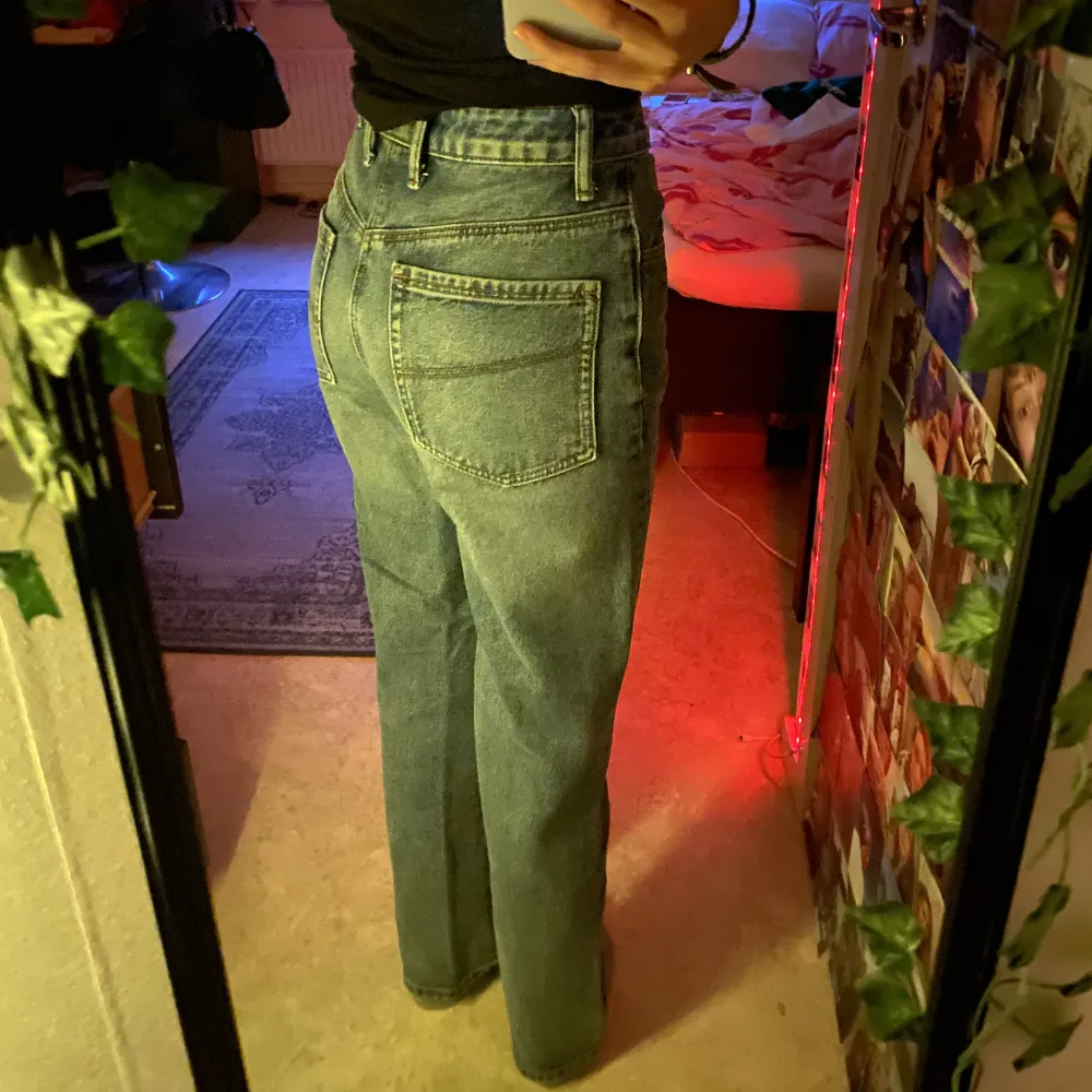 Mina fina jenas med detaljer bak. Säljer pga har för många jeans..  Midwaist grå/blå färg 🩵. Jeans & Byxor.
