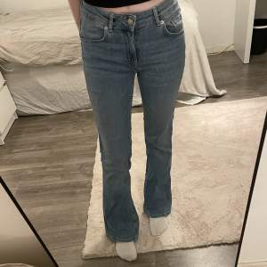 Lågmidjade bootcut jeans från lager 157👖storlek S och passar mig som vanligtvis har 36 eller 34 i byxor.