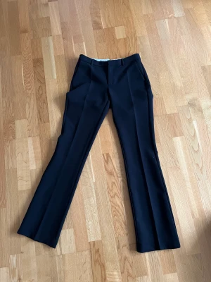 Kostymbyxorna  - För små för mig, använt 2 gånger  Som nya. 