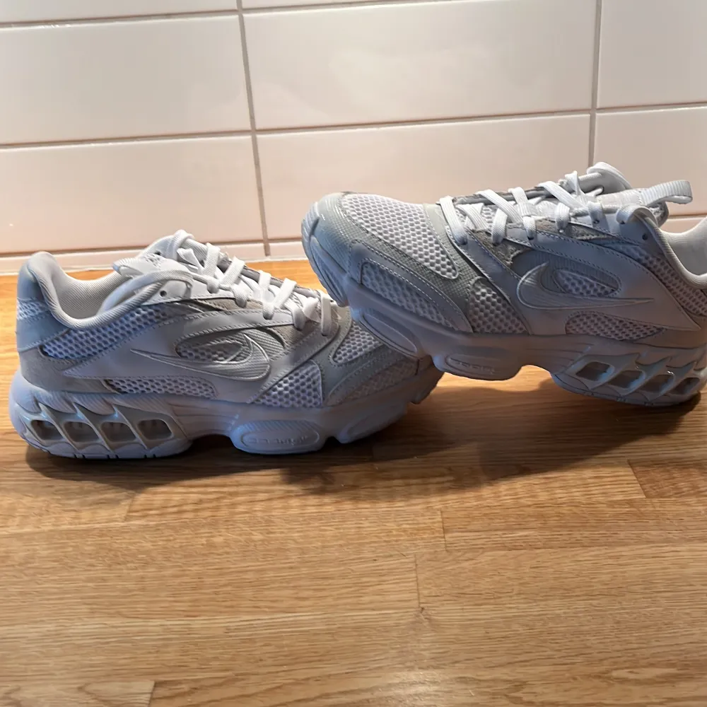 Säljer ett par Nike zoom air eftersom dom inte passar. Andvända 1 gång. Storlek 40. Skor.