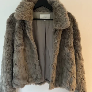 Pälsjacka - En jättefin pälsjacka från Vila, storlek S