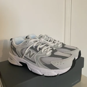 New balance 530 - Tänkte köra en intressekoll på dessa New balance skorna innan jag skickar tillbaks dem.  Modellen 530 i färgen ”Grey matter” i storlek 37.5, cm-storlek är 23 cm. Aldrig använda då de tyvärr var för små för mig! Slutsålda överallt! Frakt står köparen för🥰💕