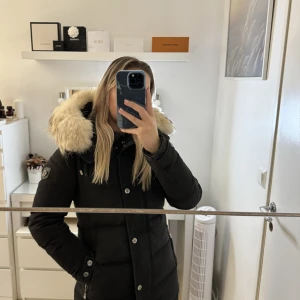 Hollies jacka  - Säljer min Hollies vinterjacka i perfekt skick. Köptes förra året och användes få gånger. Jackan är svart och i storlek 34. Köptes för 5500kr säljes för 1500kr.