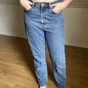 Blåa jeans från Weekday. Modell: Lash Använda men i gott skick. 