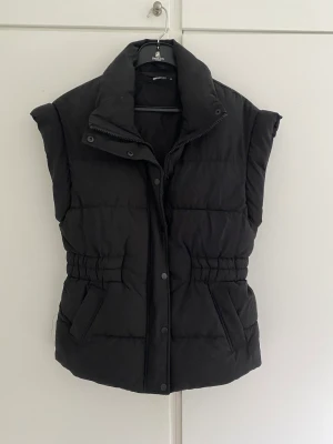 Väst - Varm och fin väst från Gina är lite sliten men inget som syns. Är lite baggy i modellen.