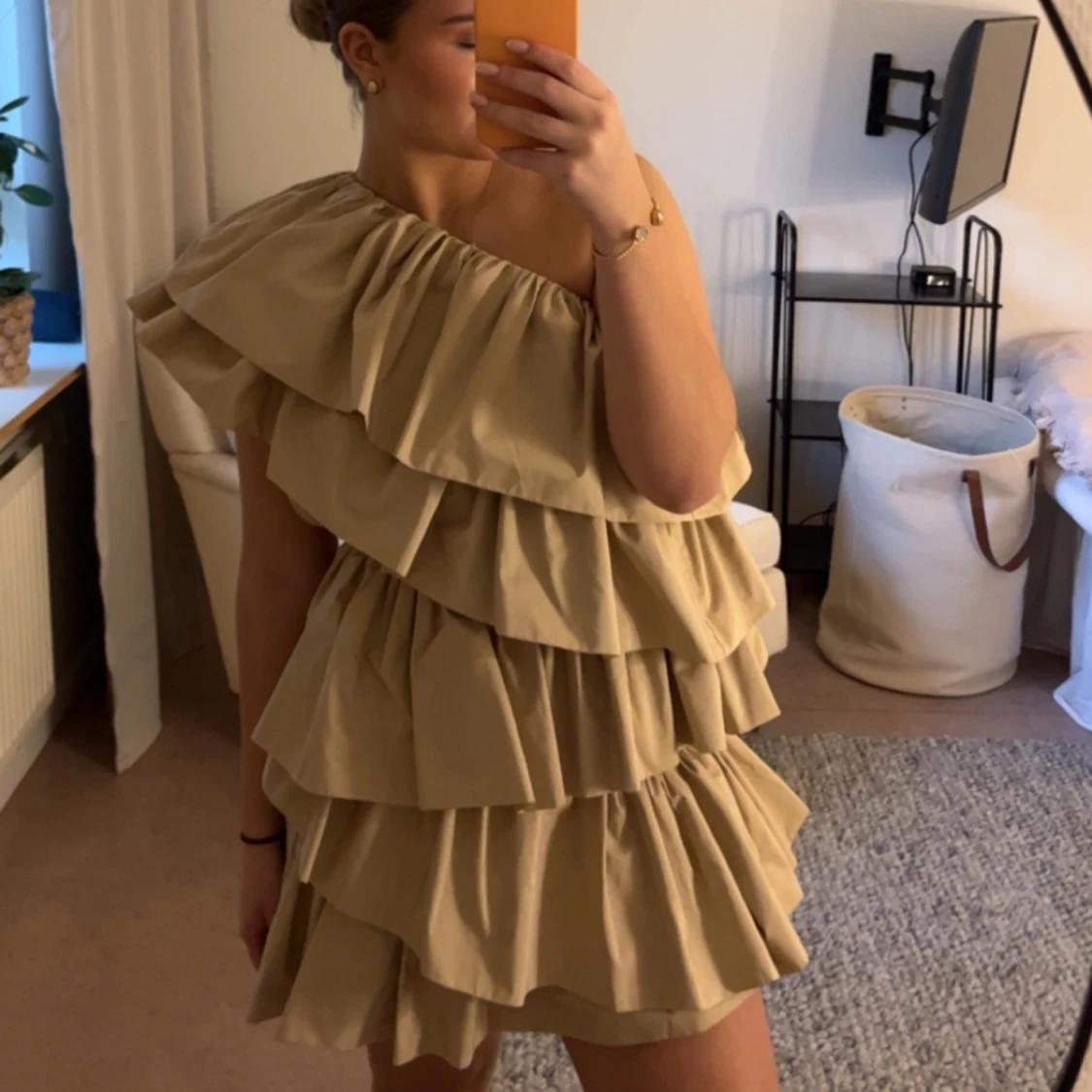 Beige volangklänning