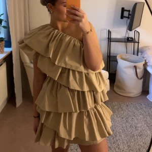 Beige volangklänning  - Jättefin volangklänning från hm, med prislapp kvar!💕Köpt för 1500