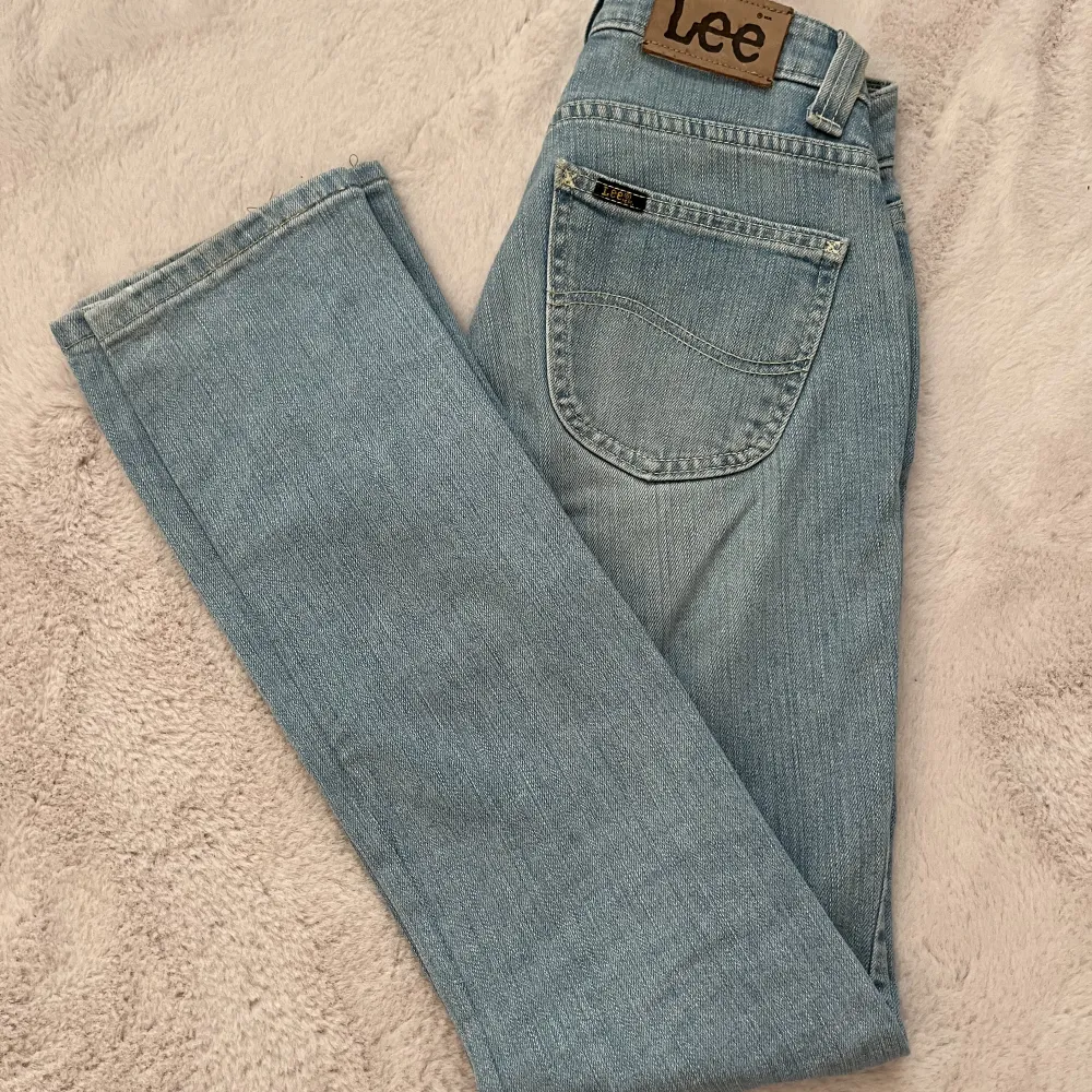 Säljer ett par lågmidjade bootcut jeans från lee. Så gott som nya. Strl W27L31. Passar en xs/s som är ca 165cm. Jeans & Byxor.