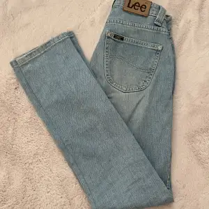 Säljer ett par lågmidjade bootcut jeans från lee. Så gott som nya. Strl W27L31. Passar en xs/s som är ca 165cm