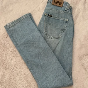 Lågmidjade bootcut jeans - Säljer ett par lågmidjade bootcut jeans från lee. Så gott som nya. Strl W27L31. Passar en xs/s som är ca 165cm