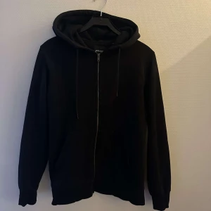 Jack & Jones kofta - Jack & Jones kofta som är riktigt snygg. Den är i riktigt bra skick. Tveka inte på att höra av dig vid funderingar🙌🏻