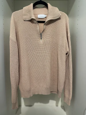 Stickad tröja  - Stickad tröja i beige perfekt inför  vintern, inte använt på länge.  Stolek XL men känns som L-M  