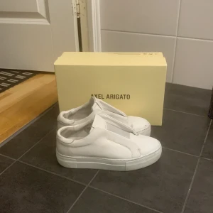 Arigato skor - Säljer mina Axel arigato skor eftersom dem inte kommer till användning.Dem har används en del gånger men det är inget fel på dem.Dem är 35 men jag har 36.5 och dem är lite stora för mig.Pris kan diskuteras,är med på byten